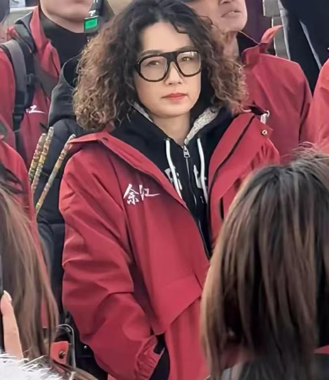 马伊俐新造型让人咂舌！
羊毛短卷发，大红外套，黑框眼镜加红唇。
最重要的是爆炸头