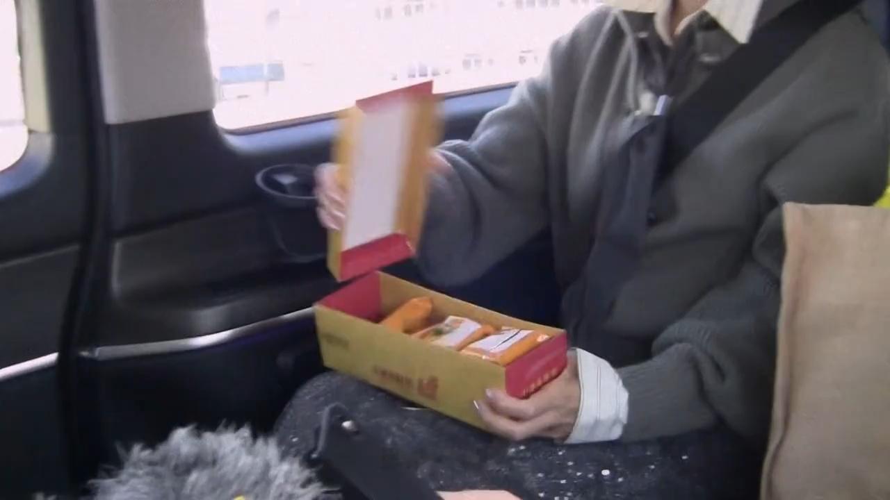 看图一粉丝送的凤梨酥，刘涛已经吃过几块了～图二把凤梨酥外包装拆开，眼睛亮亮的邀请