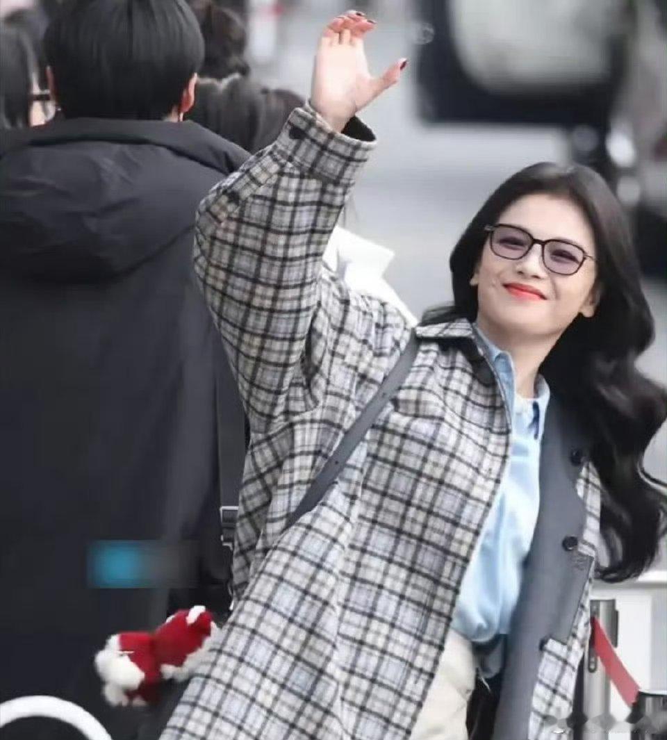 刘涛连春晚路透都是妈咪级别刘涛这路透，完美诠释了“温柔且有力量”。格纹大衣和眼镜