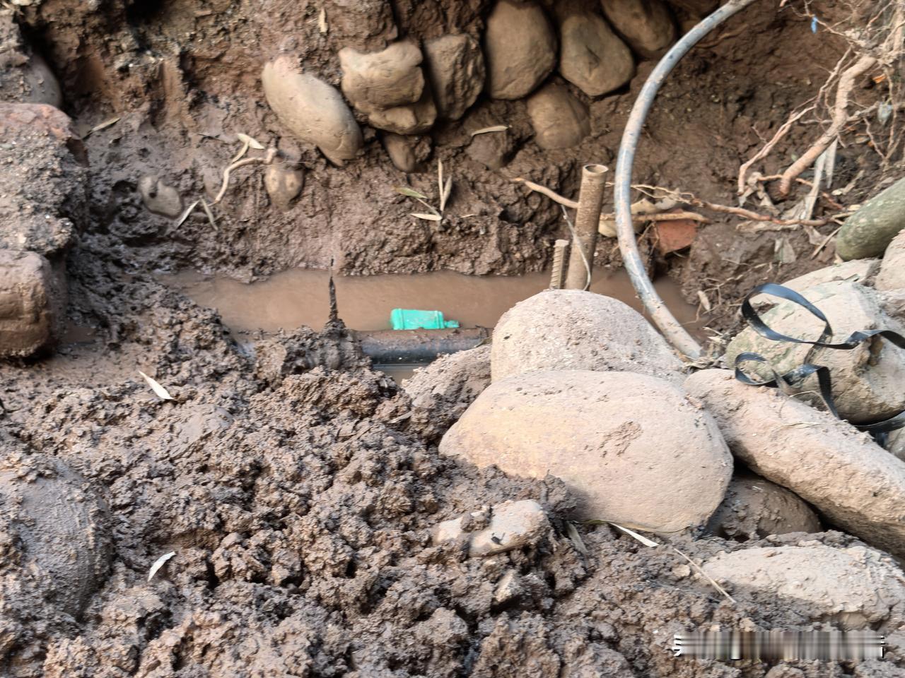 我是真没想到我能把一个自来水管爆裂的事写成连续剧，我也不想啰里啰嗦的，但偏偏事情