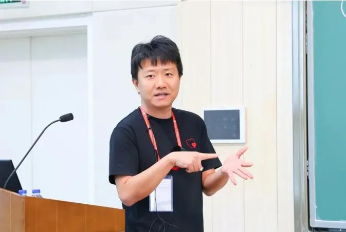 炸了！中国数学今夜无眠！
就在刚刚，从美国费城传来一声惊雷，整个中文互联网瞬间沸