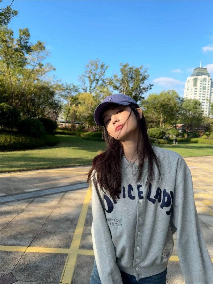 #生活化的李一桐##李一桐秋日随拍look#李一桐的秋日随拍尽显生活化之美。她在