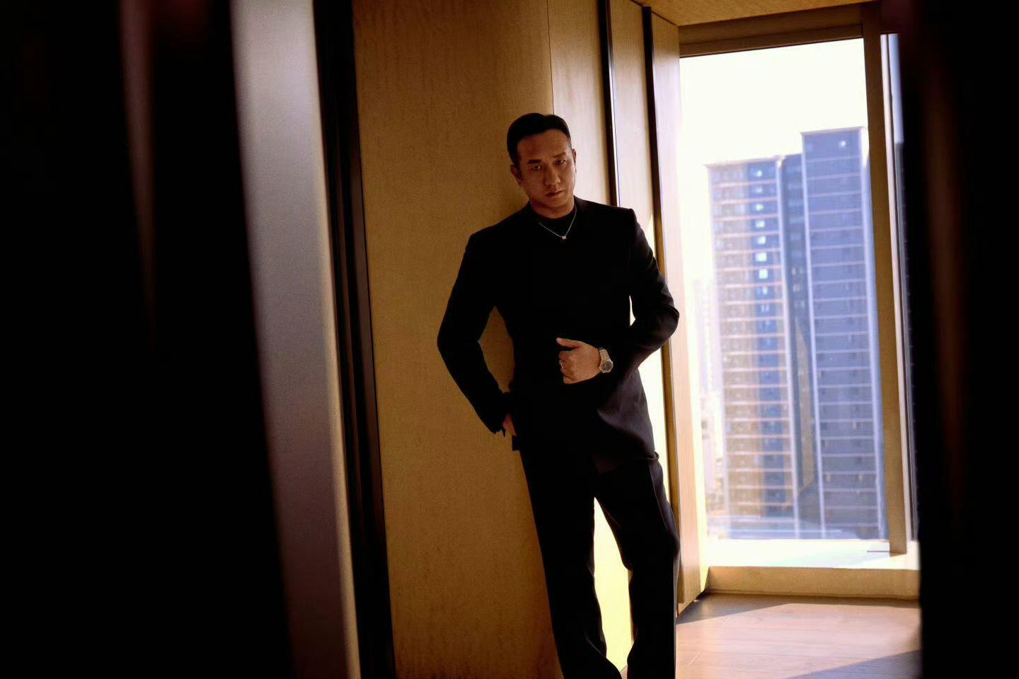 内娱不能没有黄觉这样的站哥 黄觉这个“横店站哥”的称号真不是白来的。他拿着相机在