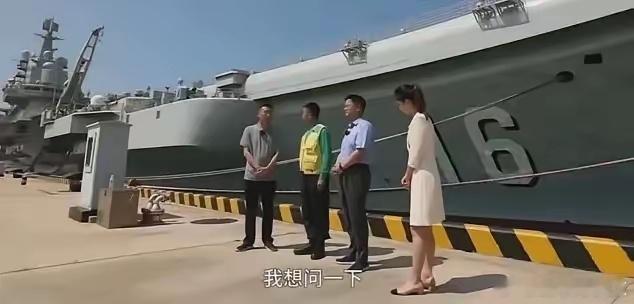 这是六万吨排水量的辽宁舰？把军舰拍大很容易，但拍小真不是一般摄影师能做到的[允悲