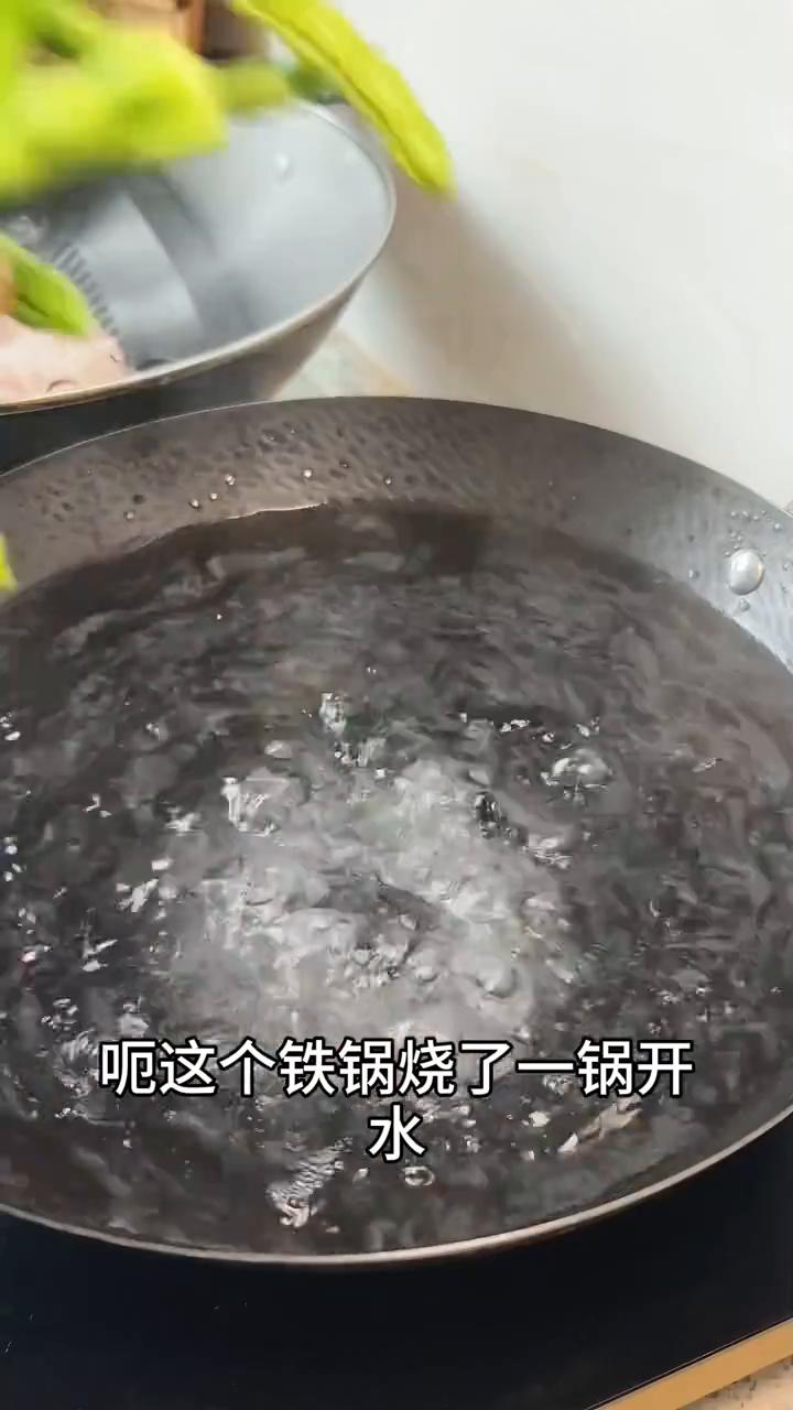 冷冻豆角。
冷冻储存豆角最怕的就是冬天在做的时候放锅里炖不烂。冷冻储存豆角不管是