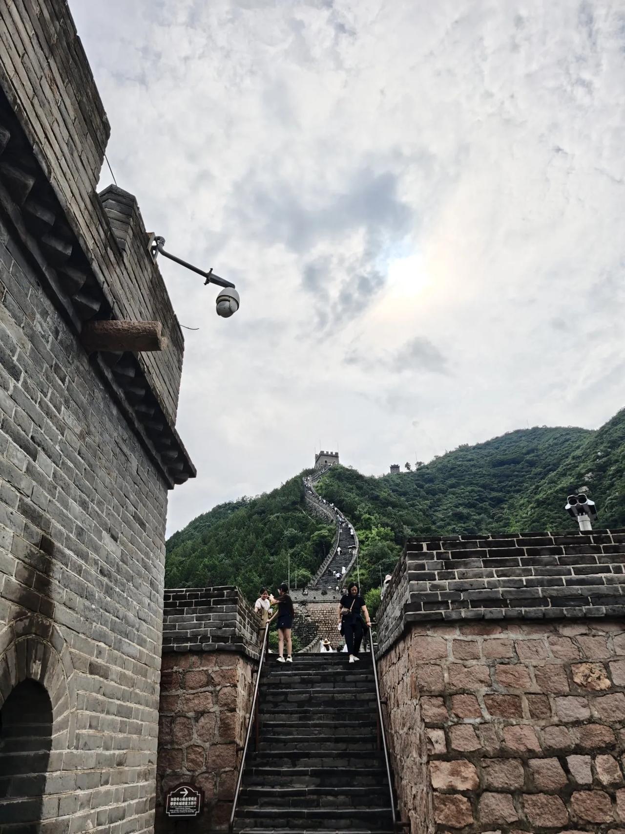 今天去昌平访友，顺道去了居庸关。
登上制高点，不禁生出“不到长城非好汉”的豪情。