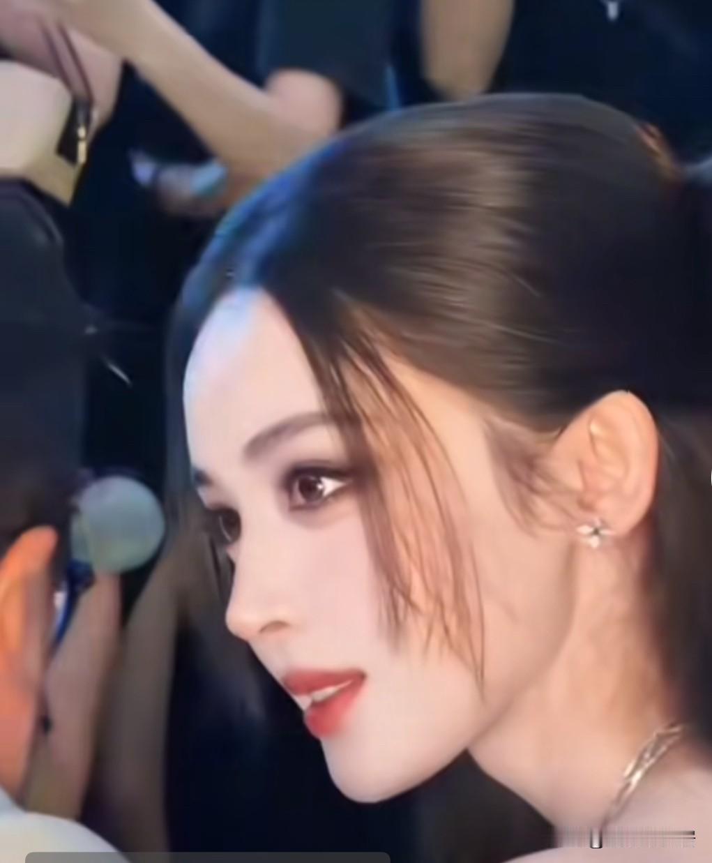 娜扎竟然吐嘴，本以为娜扎是那种360°无死角美女，结果看了这张相片，发现她竟然有