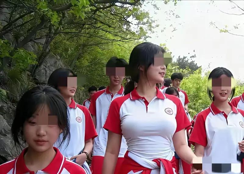 这两张是网络上流传的AI生成“学生春游”场景翻车图，画面里穿着红白校服的学生在山