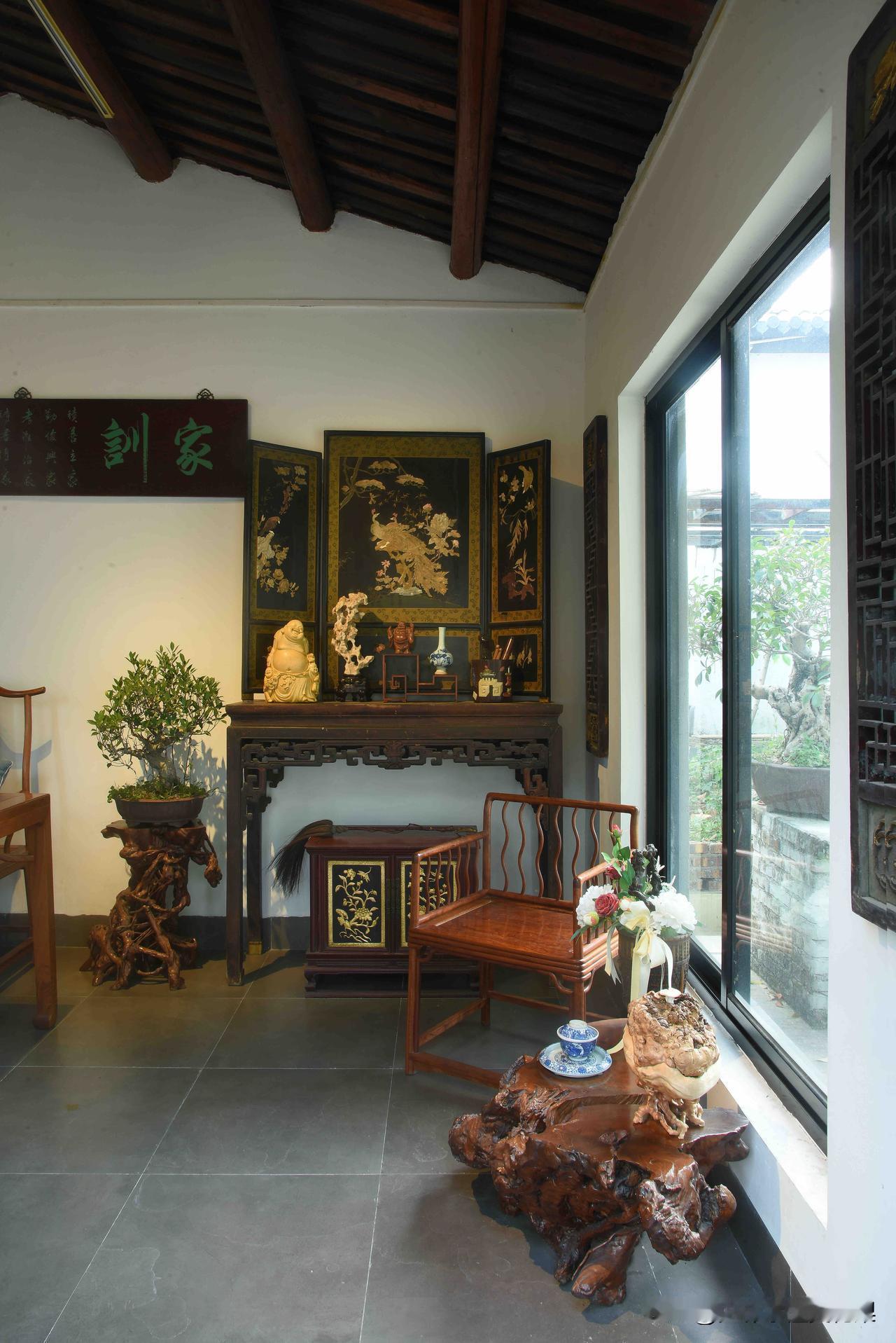 待在这种茶室，喝水都是香的！
一屋古意，满室清欢。
木梁承着岁月，案几藏着匠心，