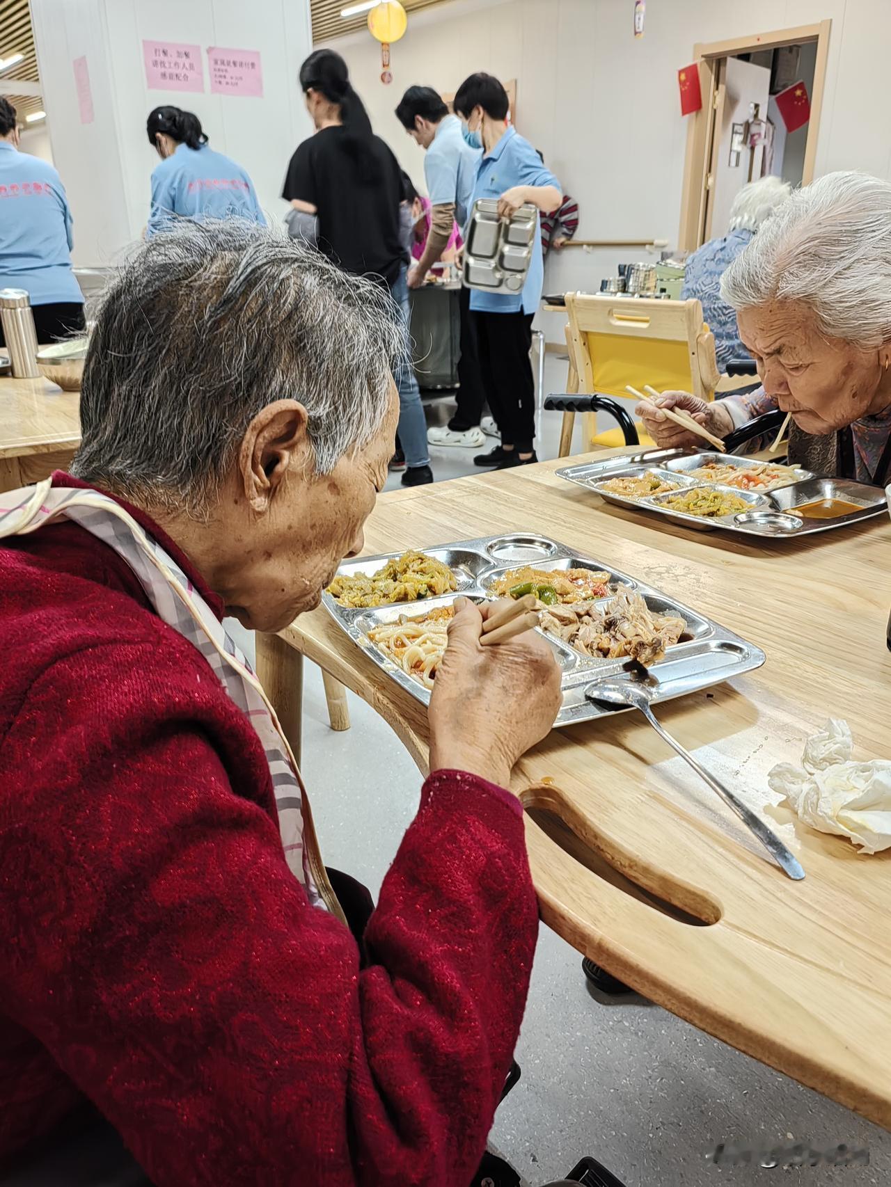 人老糊涂难照料

吃饭拉尿不知道

子女不知怎敬孝

只能花钱去养老

养老院里