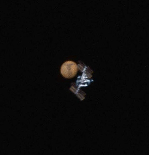 国际空间站从火星前方穿过，从地球上拍摄 