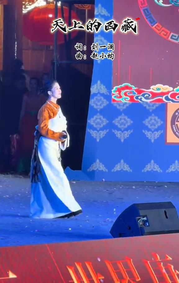 天上的西藏。
词：刘一阔。曲：赵小均。