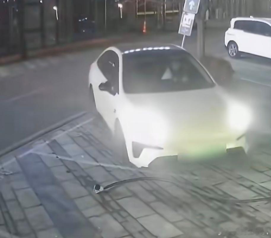 女子充完电扔充电枪开车碾压还打什么码啊，看得出来她行云流水一套操作已经是习以为常