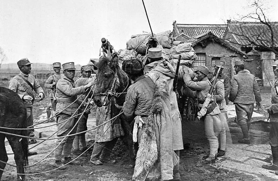 1935年1月，三万衣衫破旧的中央红军拿下遵义，查抄军阀囤积的银元盐粮无偿分给当