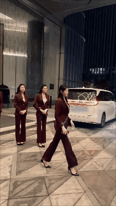 没看明白
服务员和客人服饰都一样？🤔