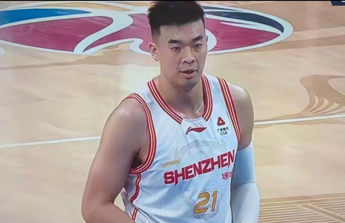 深圳潜力新星卢鹏羽绝对不想和李慕豪做队友了！在今天深圳队客场以102：111输给