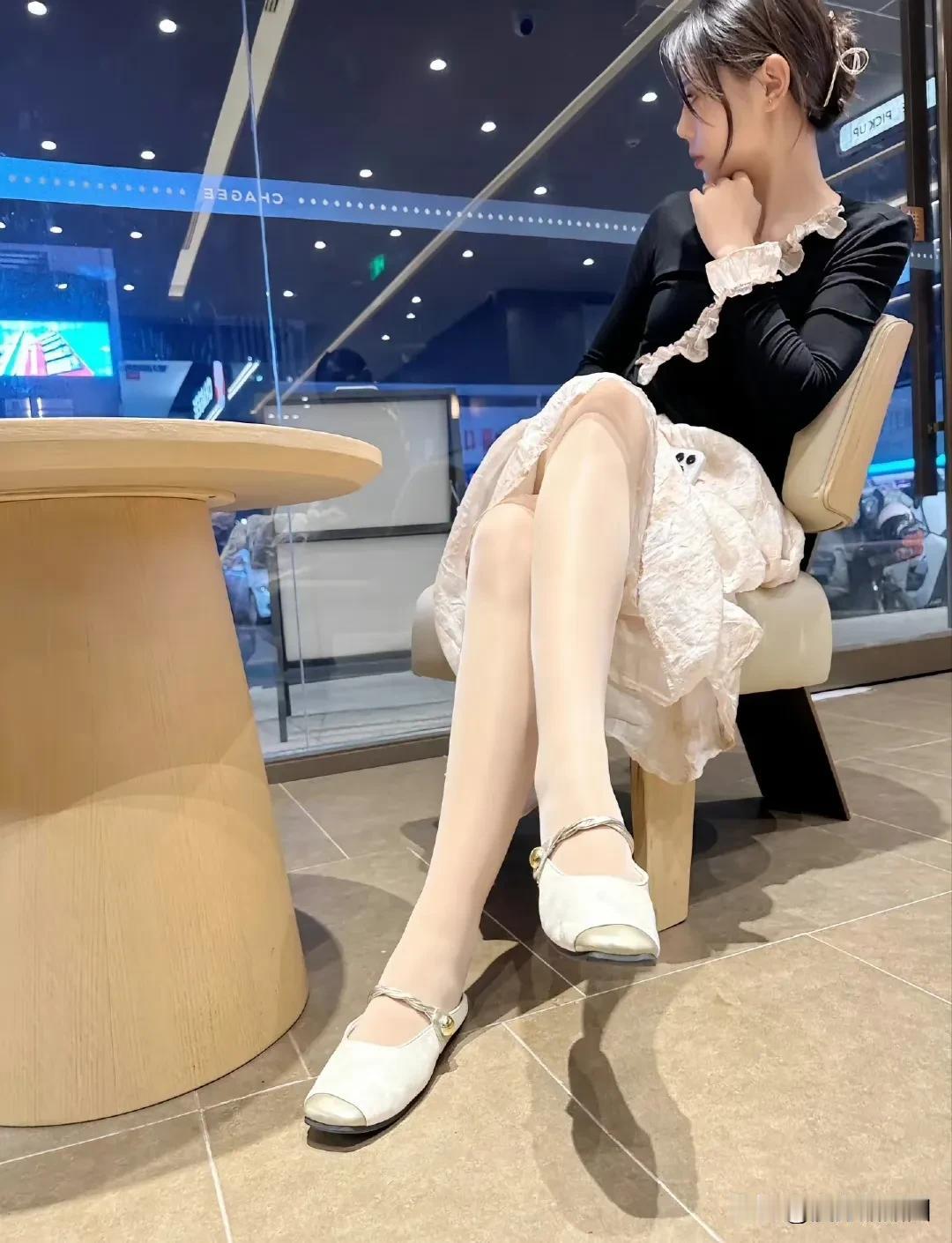 #脚臭不穿袜子会缓解吗?#不会的，只能用药物治疗，不然穿上袜子以后还是会有味道的