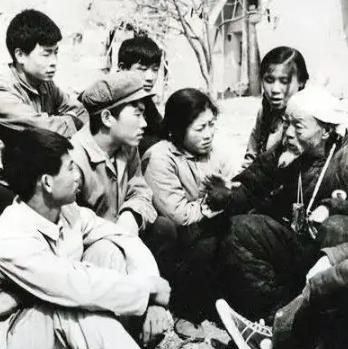 1973年，知青刘朝旭被推荐上大学，临走时去找队长告别。没想到，在他家窗前，听到