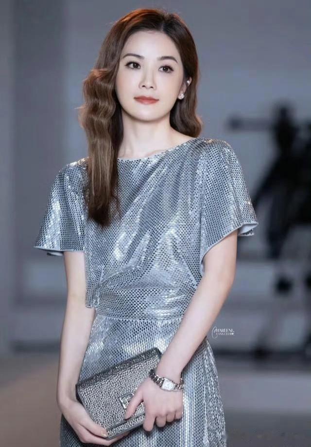 42岁蔡卓妍这组照片，紧身露背裙一上身，那蝴蝶骨、小蛮腰，状态好到犯规。
脸上没