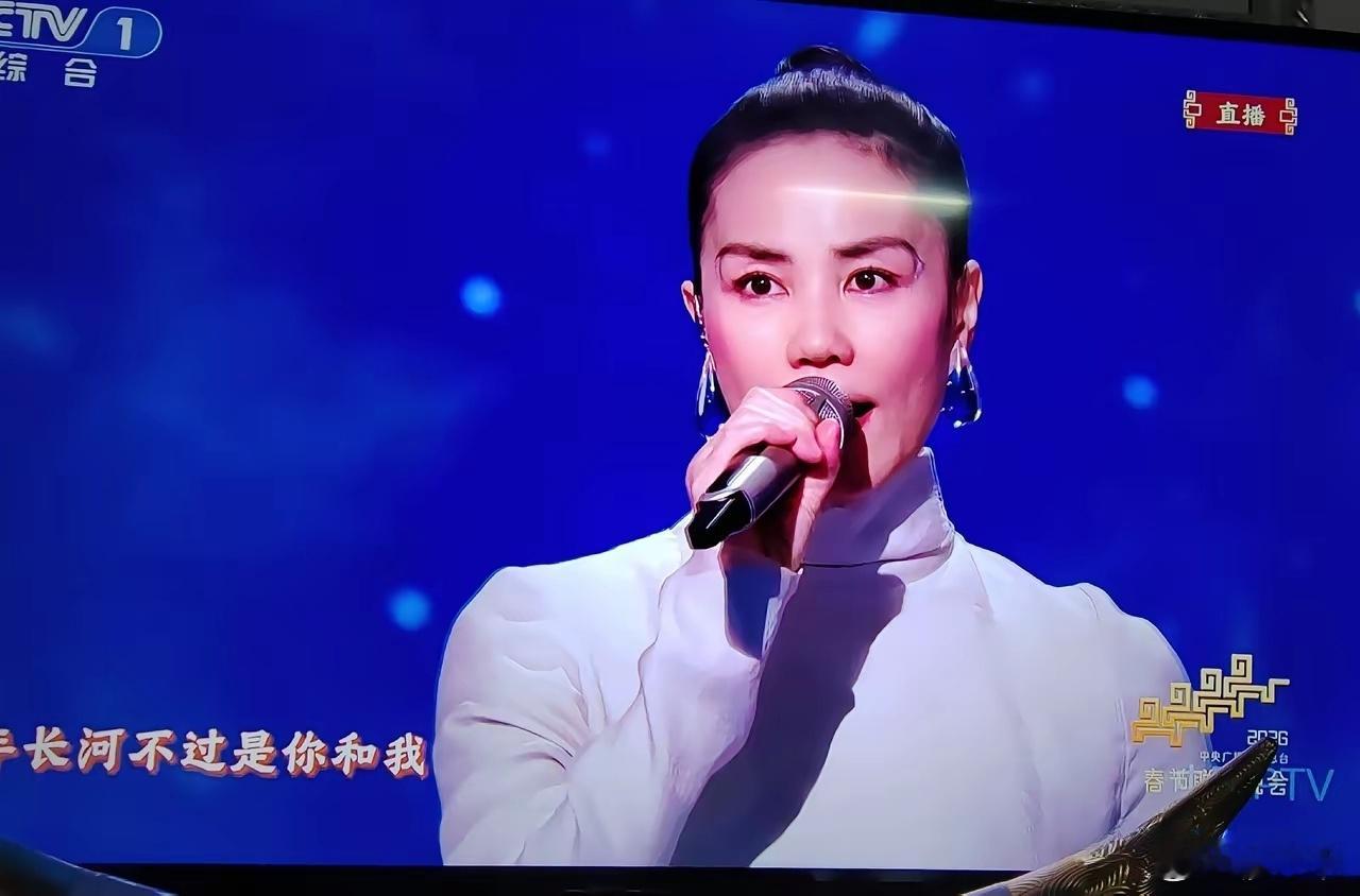 王菲接了李谷一的班王菲唱功确实依然在线，但不得不承认，王菲也老了！那空灵清澈的嗓