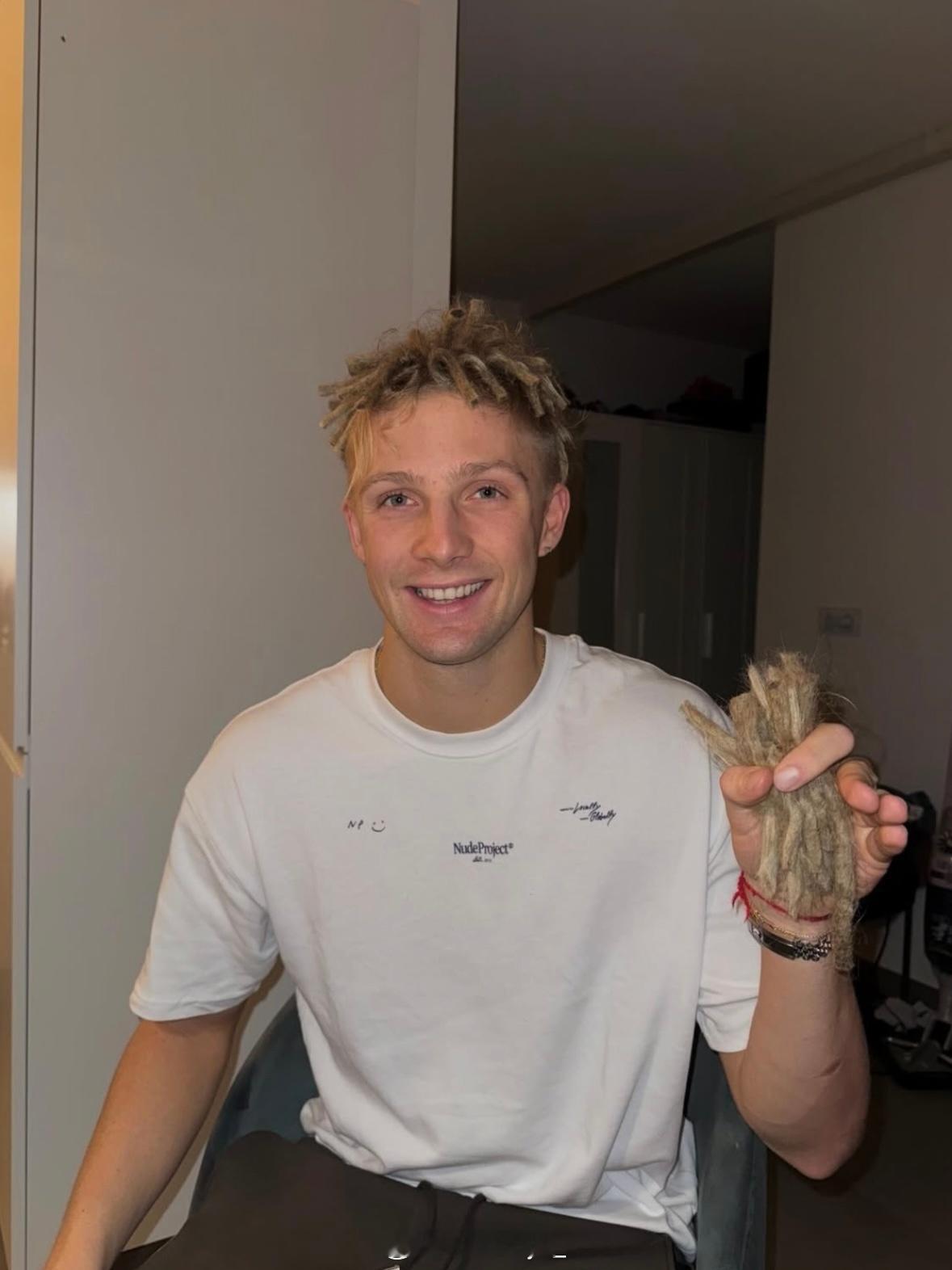 美得惊人留了十四年菠萝头发型后，拉亚尔新染的银发完全是另一种风格😨atpboy