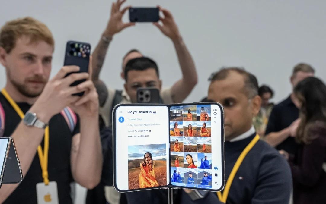 苹果折叠屏iPhoneDuo，刚开放预订就缺货了
苹果首款折叠屏手机iPhone
