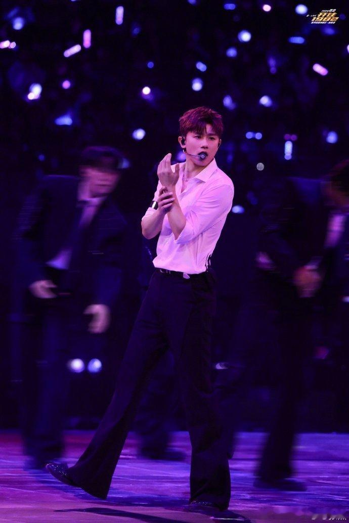 张杰央视春晚独唱驭风歌 张杰春晚唱驭风歌 哇！2026央视春晚节目单里张杰第七次