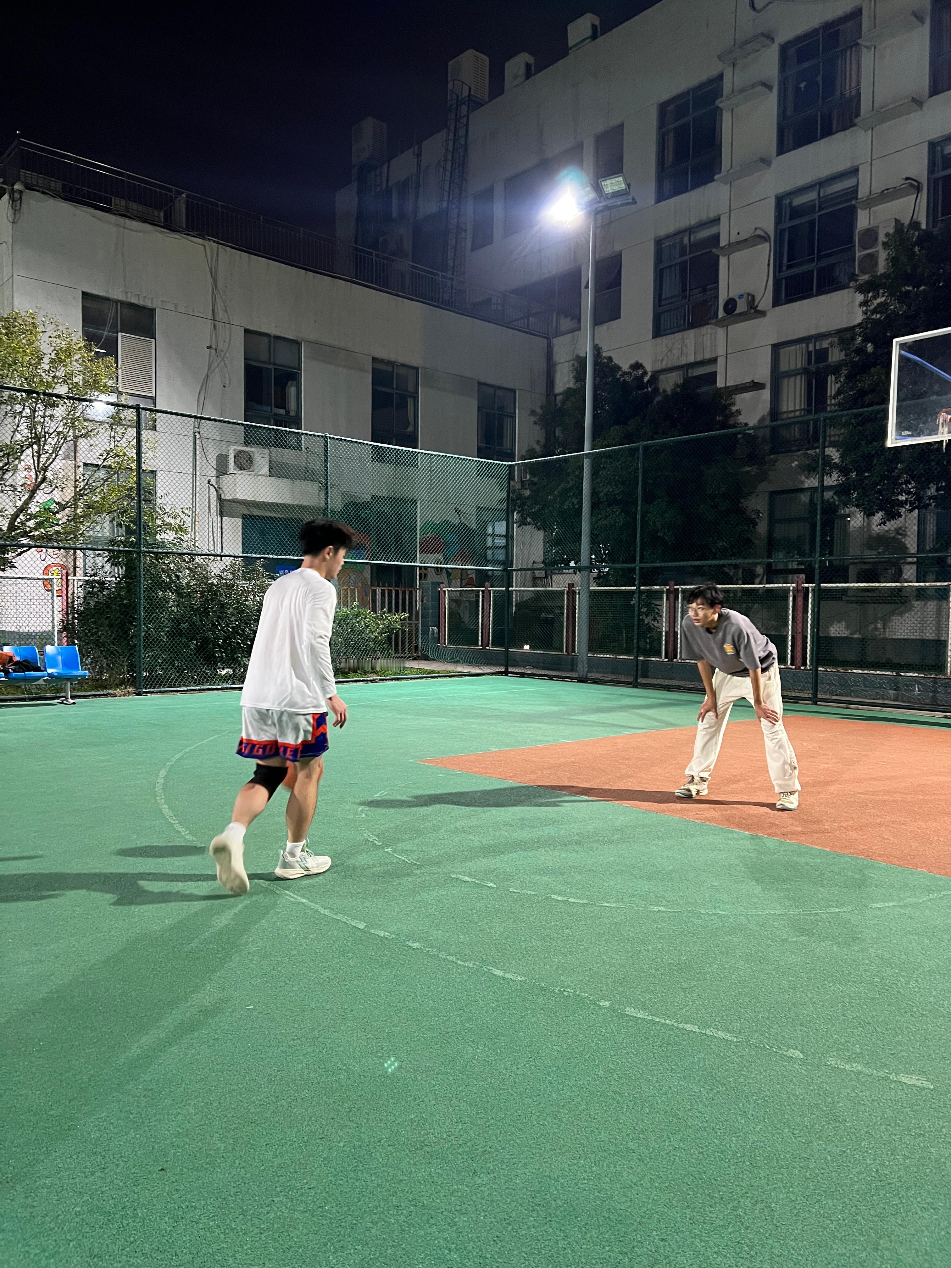 高中生单挑大学生，中年大叔当裁判。  