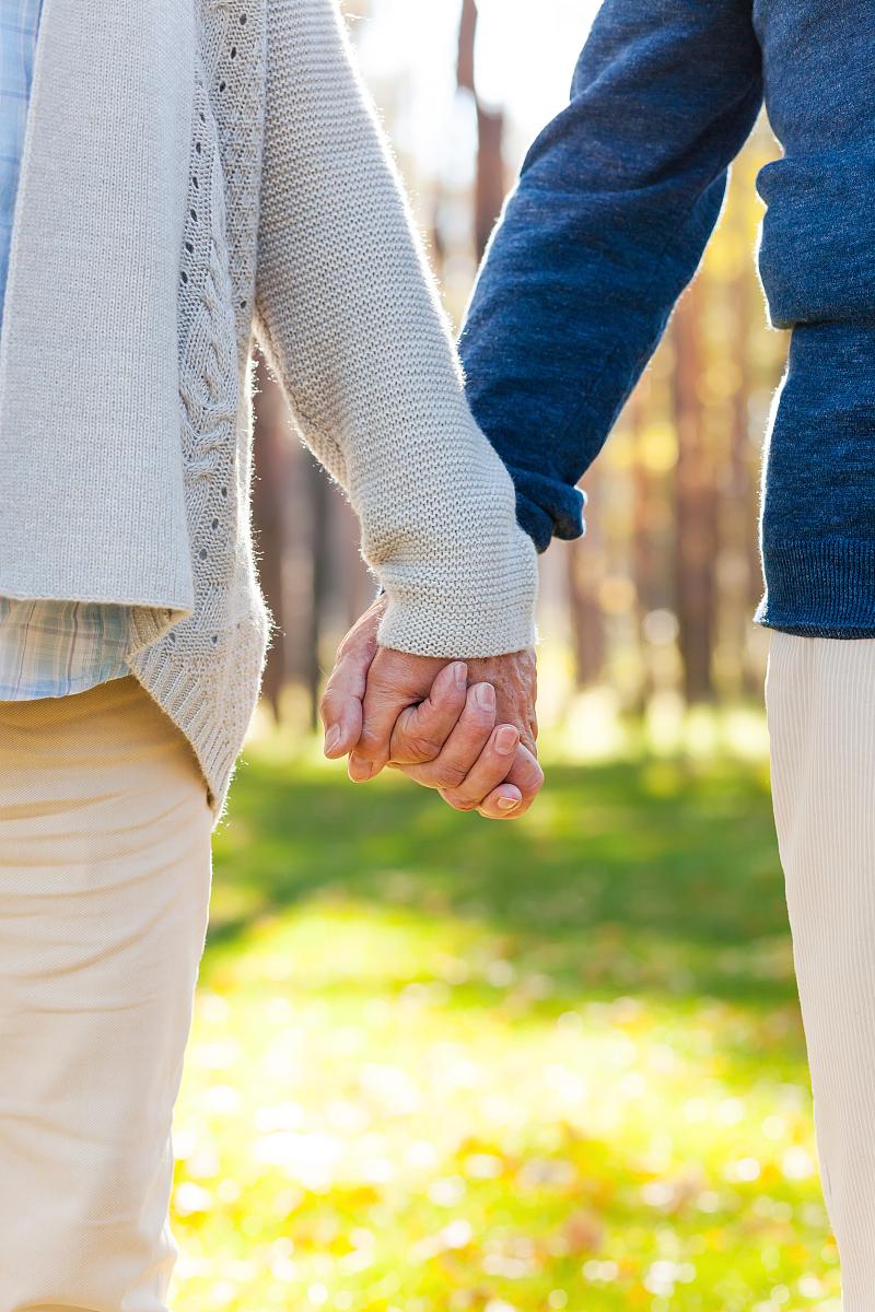 夫妻要经历的八个阶段：
1，激情期：结婚甜蜜，一天不见就想得慌。
2，磨合期：1