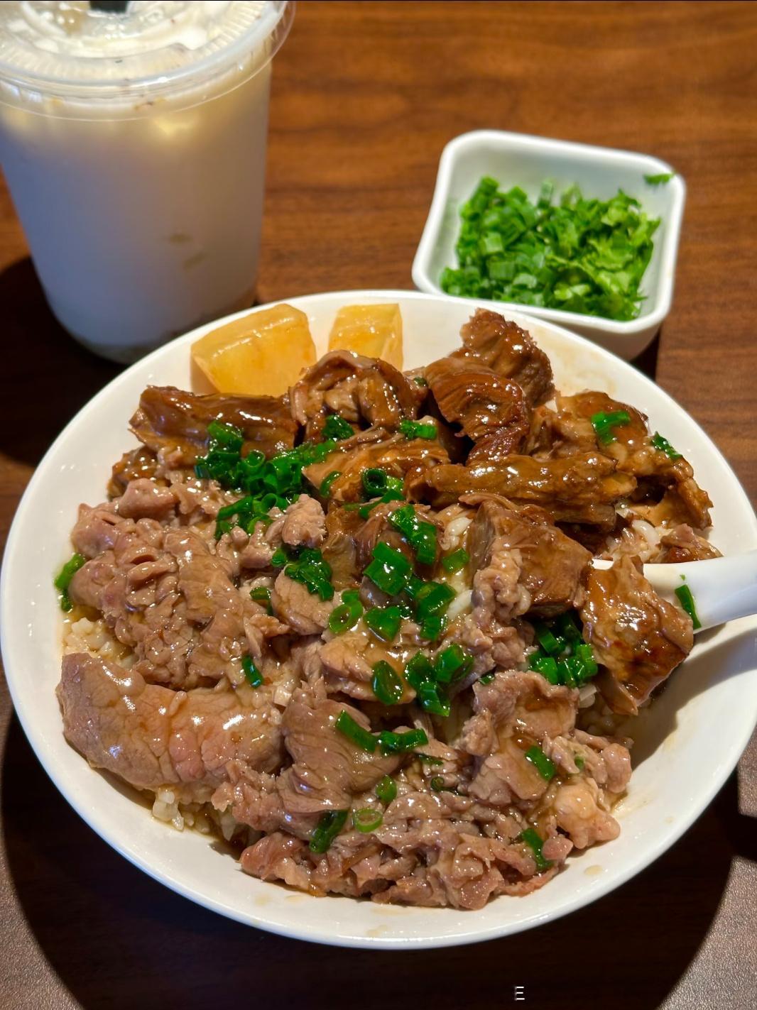 朋友说这家牛肉饭很好吃，老杜来看看是不是真的大家现在该吃饭的吃饭，晚点策略少不了