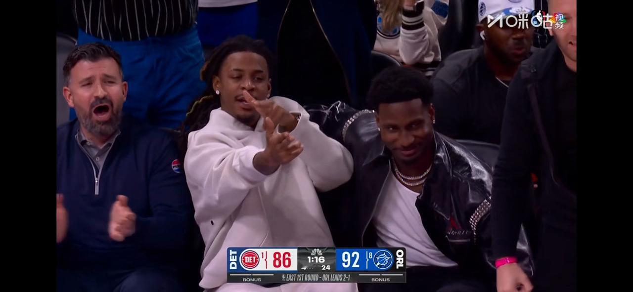 昔日灰熊队三剑客莫兰特、杰克逊、贝恩齐聚奥兰多魔术队主场，当贝恩在场上用一记记三