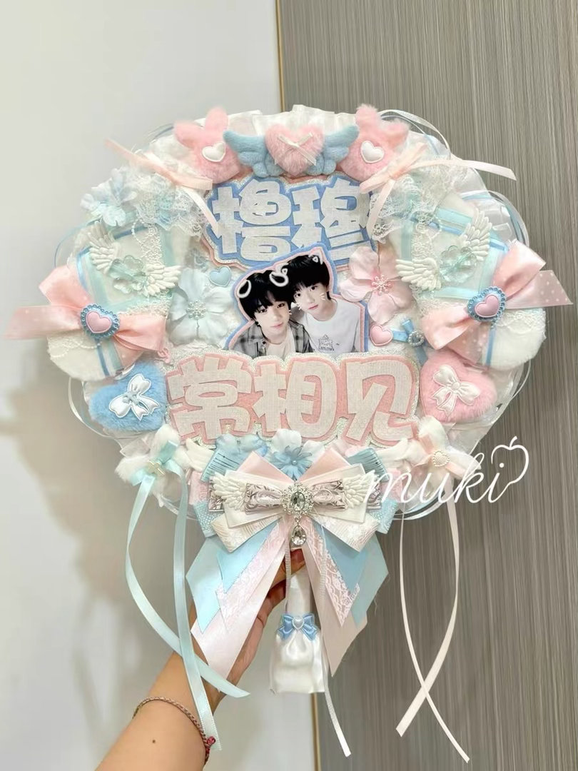 嘿嘿我觉得我定制的这个应援扇真的无敌美啊 