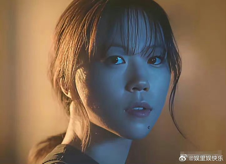 我的天哪，窦靖童留了长发竟然一眼看成韩剧女主，原生脸透着淡淡的高冷，和王菲一个模