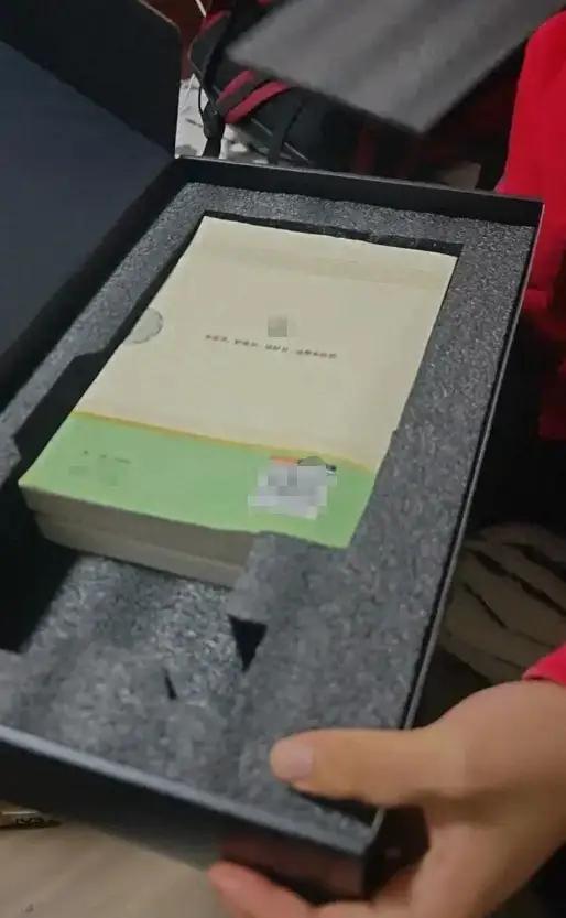 江苏，有位网友在网上买东西，这经历简直绝了。双十一他花了3293.83元，在某D