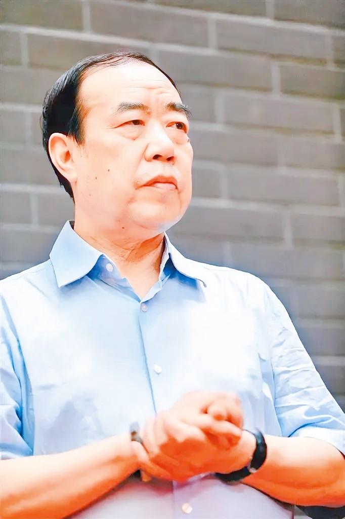 贾平凹先生曾如此描绘：“不爱主动的女人，骨子里有倔强，对自己狠，对别人也冷漠，灵