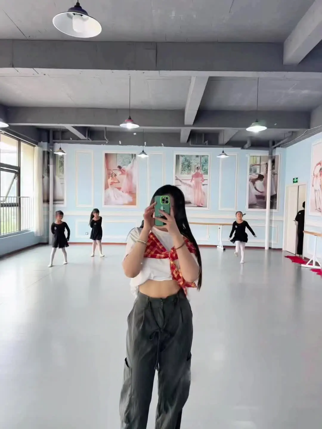 如果你的女朋友是舞蹈老师，休假的时候一定要偷偷看她上课，你会发现原来她...