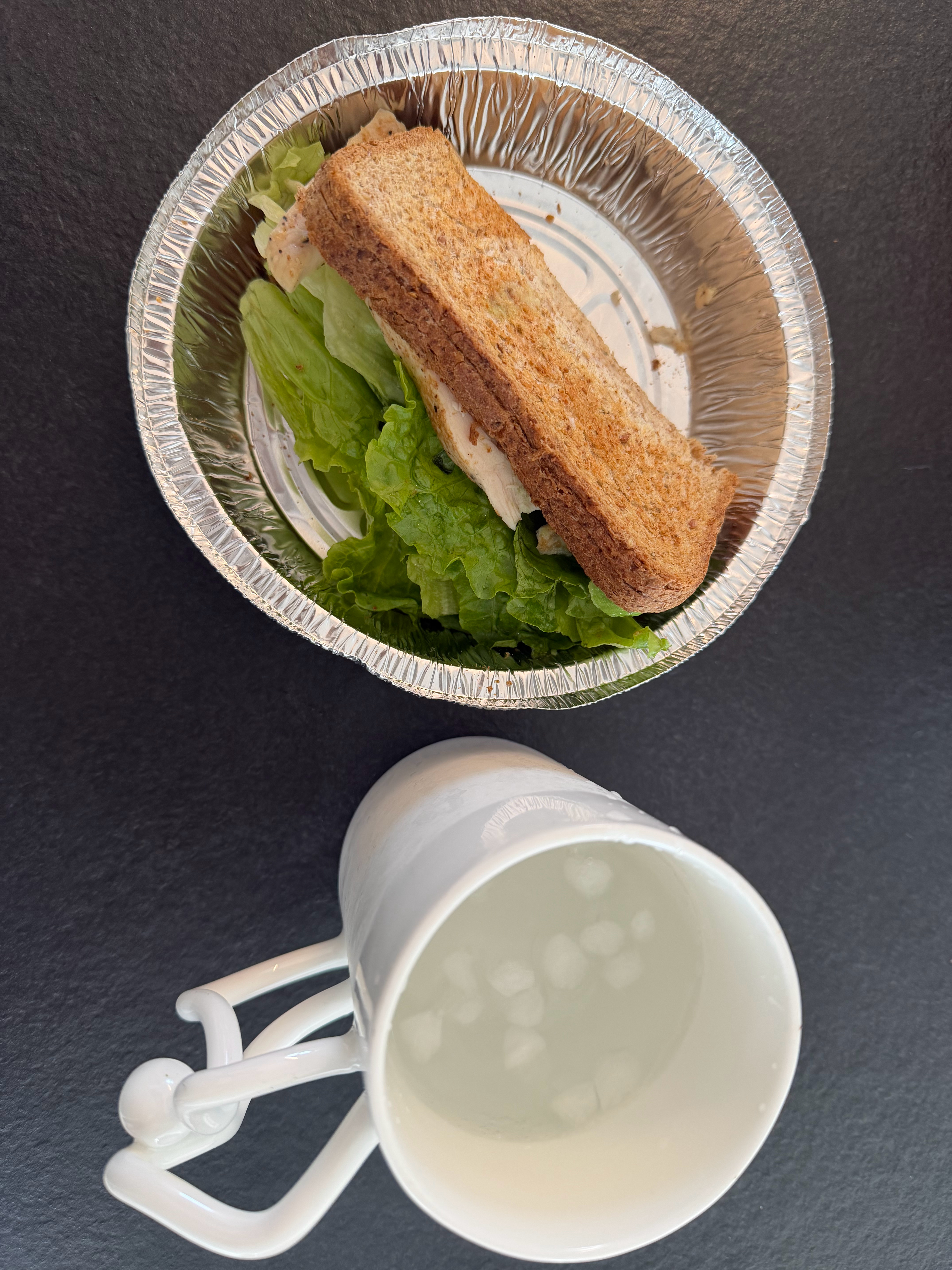 早全麦面包+生菜+黄油+鸡胸肉+牛油果以及一杯冰水