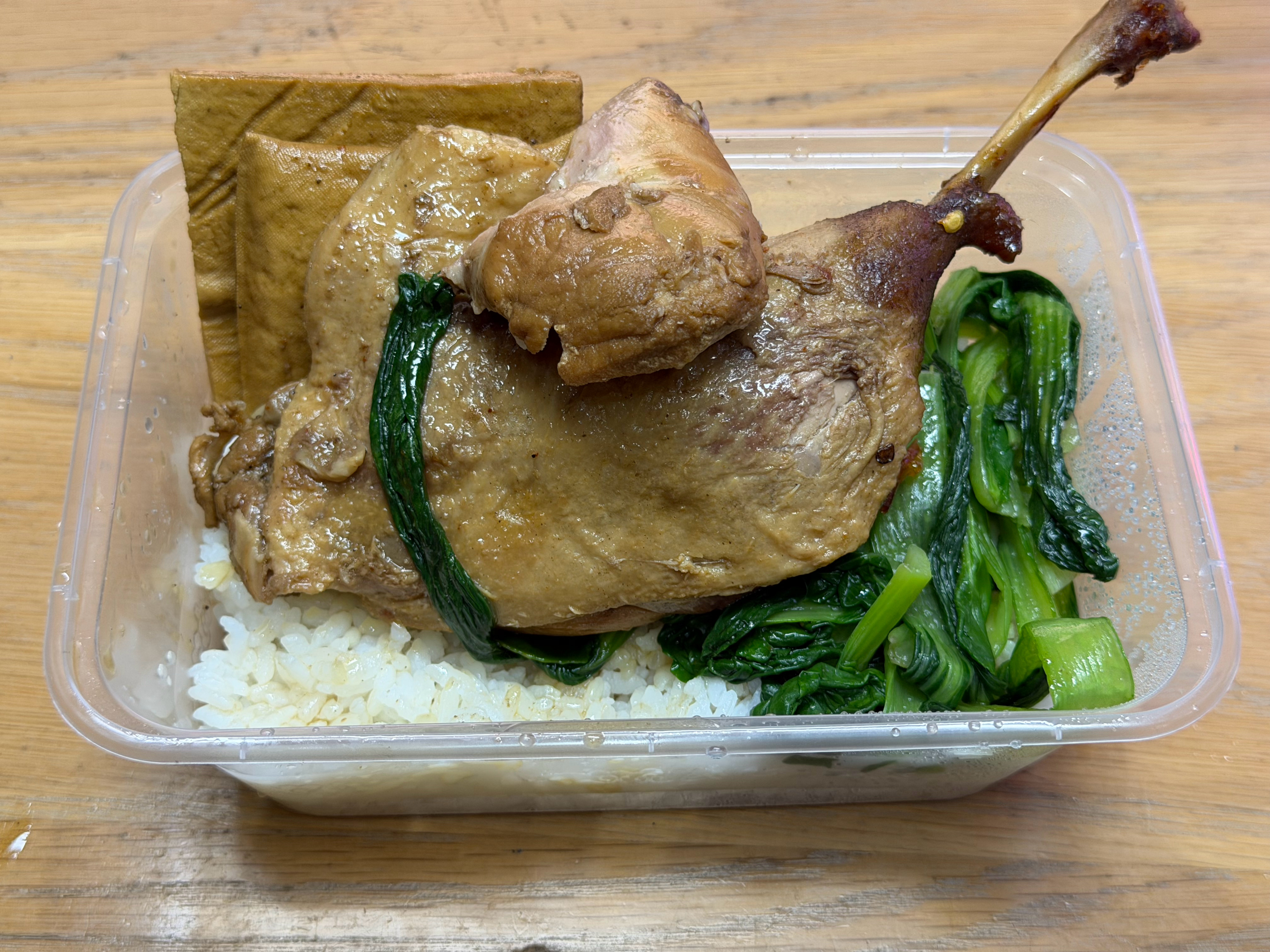 下午13点30吃的饭，现在19：00已经衔接上了沙县的健康餐，不吃鸭皮 。 