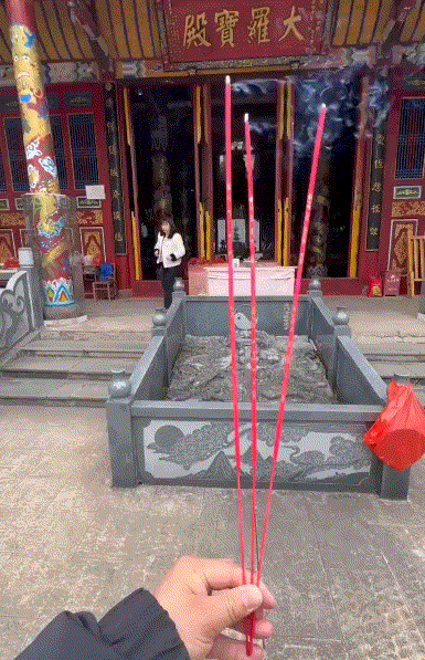 拜佛要专心