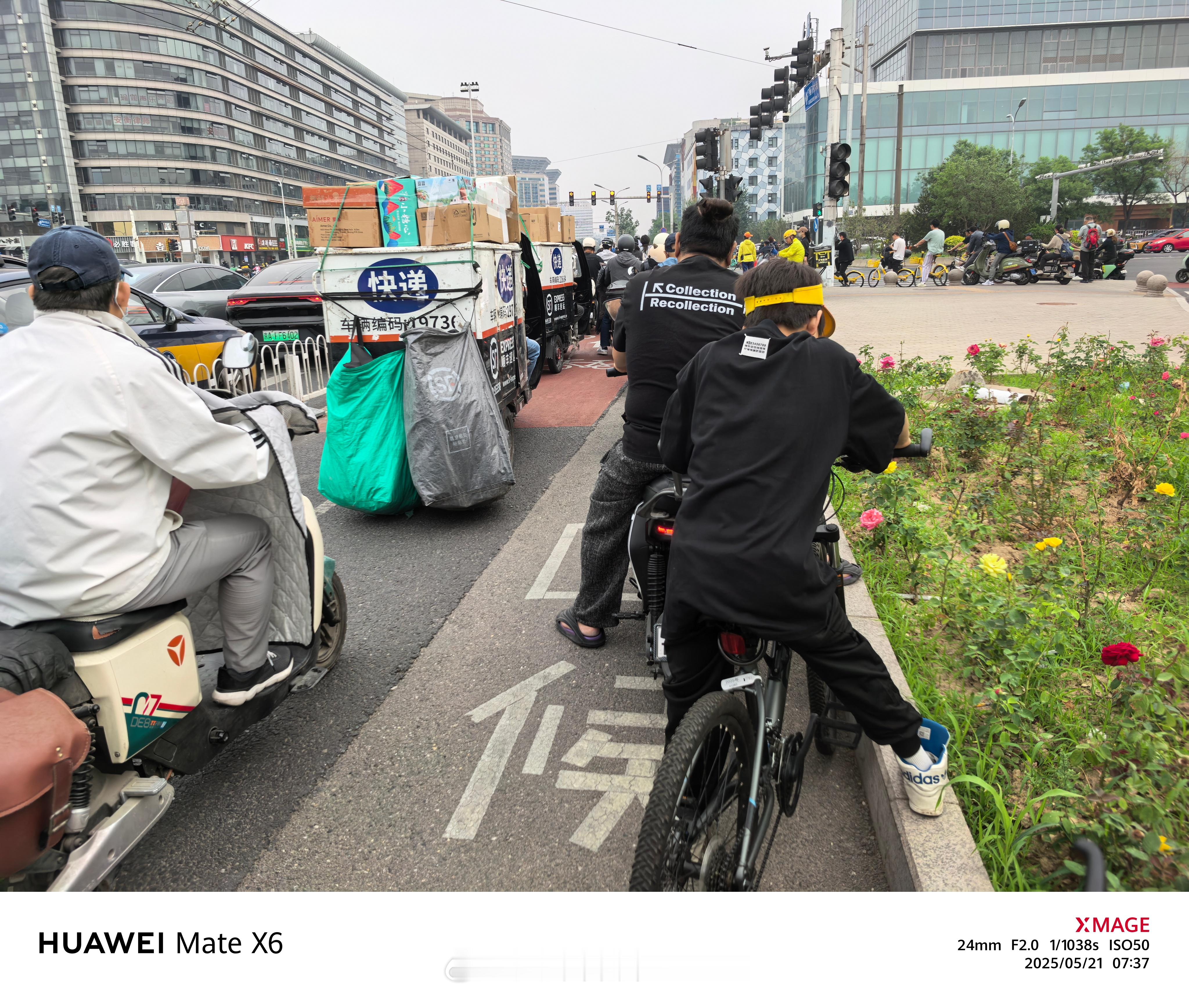 一早就加入早高峰骑行大军，路边偶遇应季的黄樱桃，买来尝尝味道！小满 ​​​