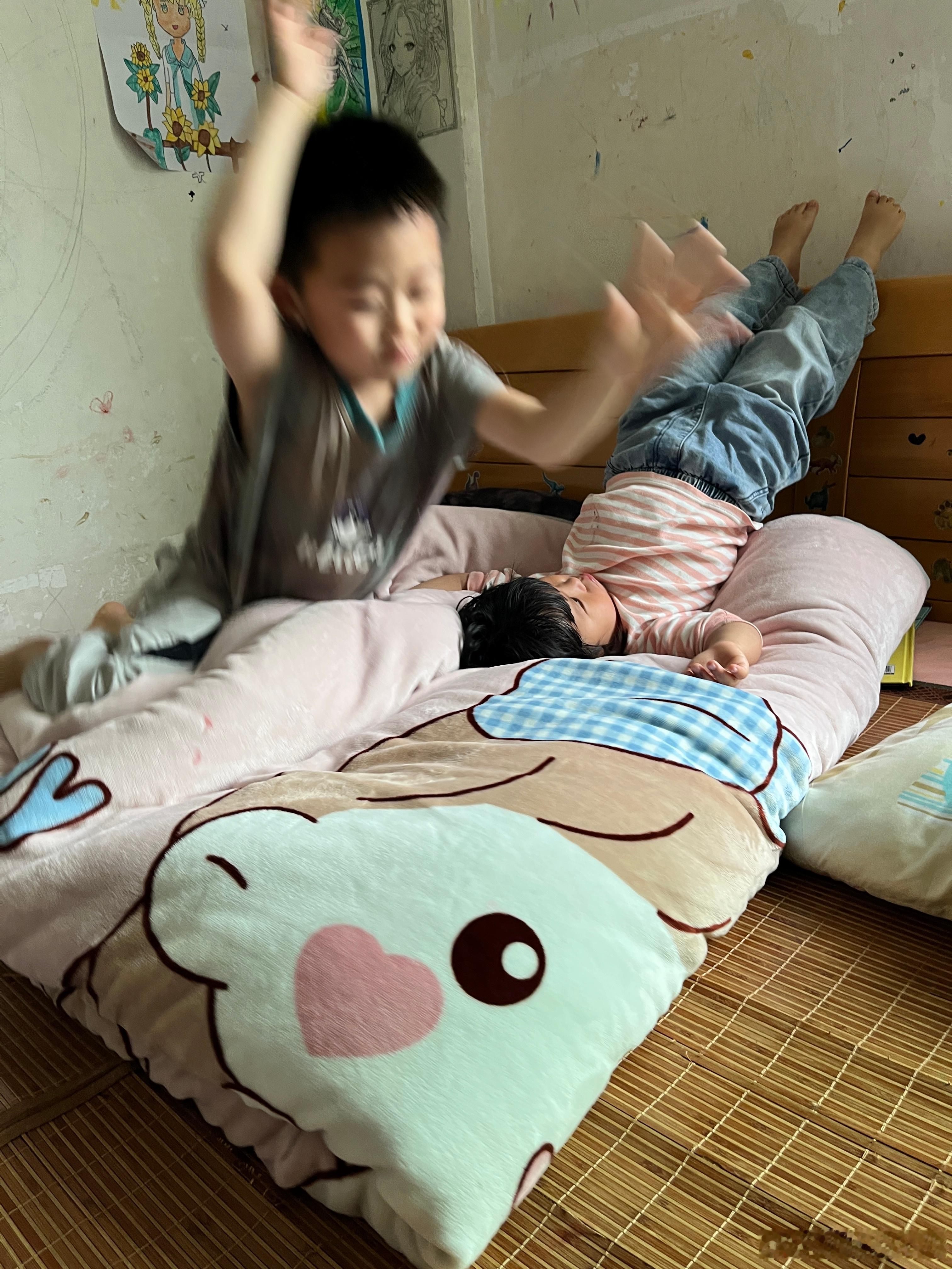两兄妹玩得好疯，没眼看。淡淡亲了李小冉