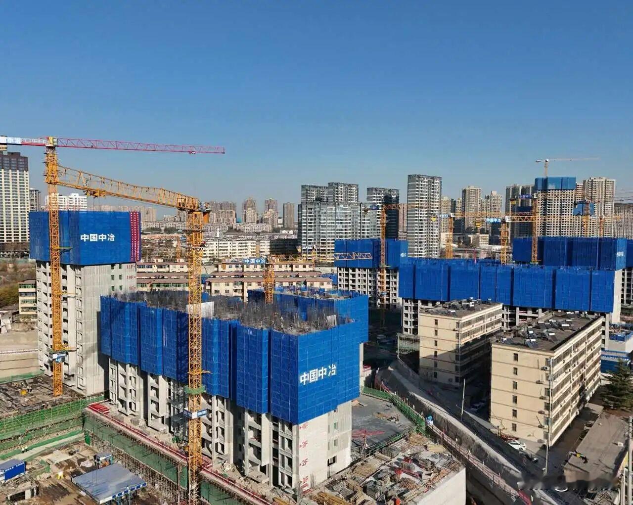 封顶仪式举行！日前，随着最后一方混凝土浇筑到位，咸阳碱滩新村棚户区改造项目迎来首