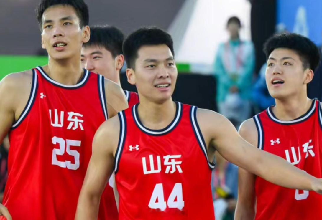 张扬代表山东三人男篮拿到全运银牌。这届全运会，青岛男篮的队员真是做到了“聚是一团