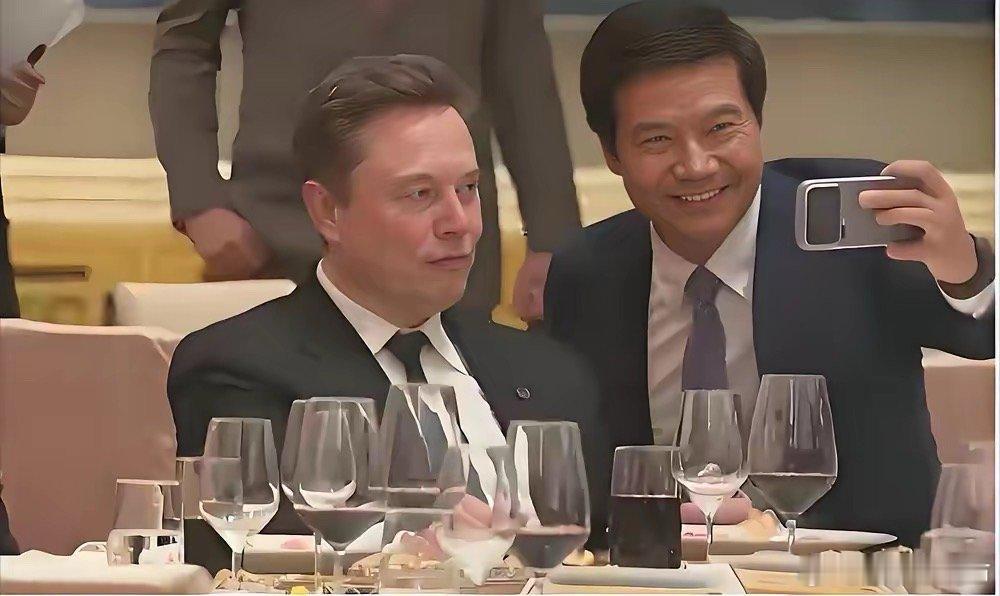 14日晚，在为特朗普及其主要陪同人员举行的晚宴上，小米总裁雷军主动走到特斯拉总裁
