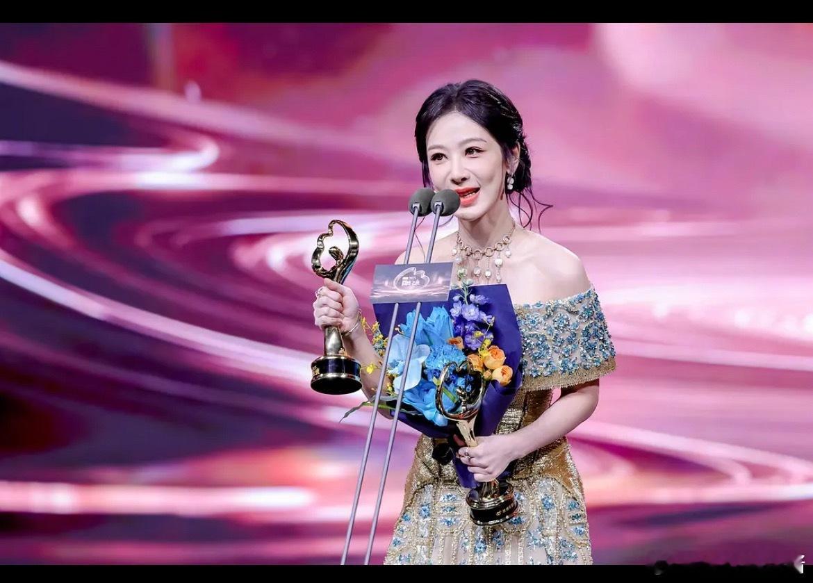杨紫领奖生图🈶️，怎么老了很多 