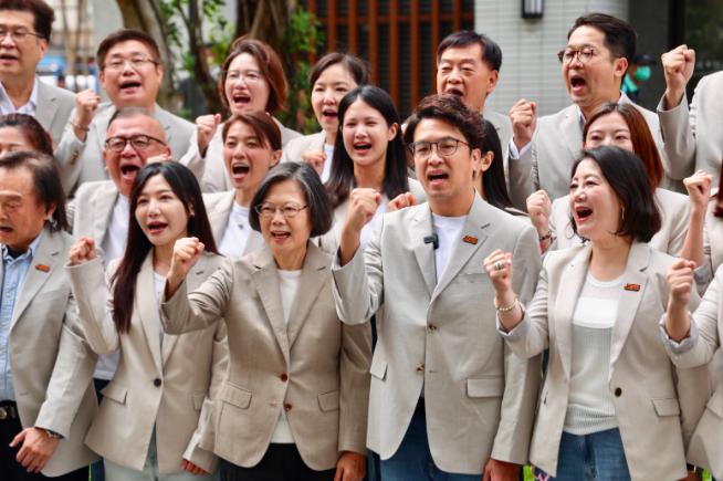 蔡英文给沈伯洋站台了！！台北这场戏到底怎么个唱法！！

9月1日，蔡英文陪同沈伯