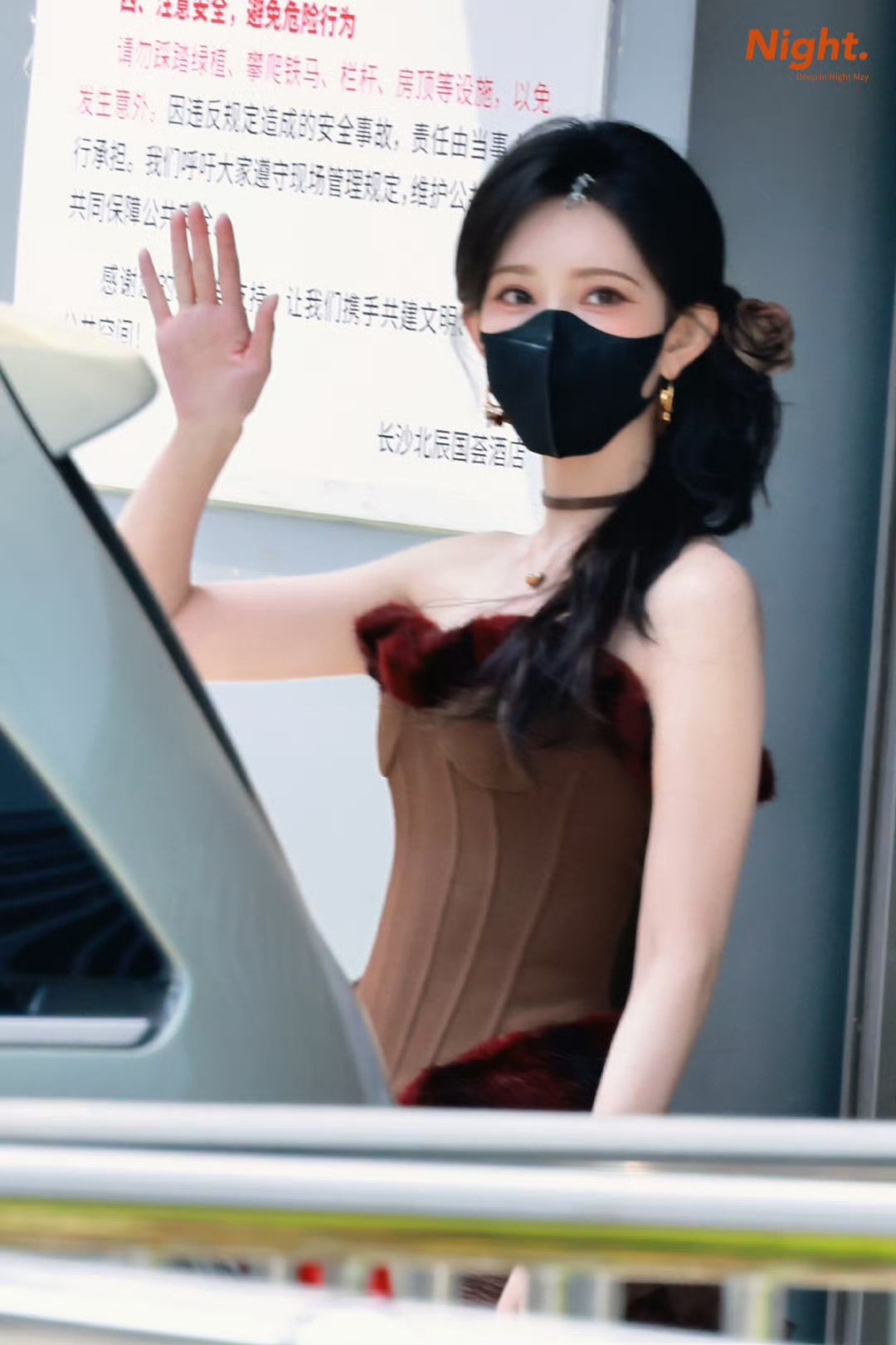 娱乐[超话]孟子义毛绒抹胸孟子义hi6造型路透孟子义毛绒抹胸，辣妹 ​​​