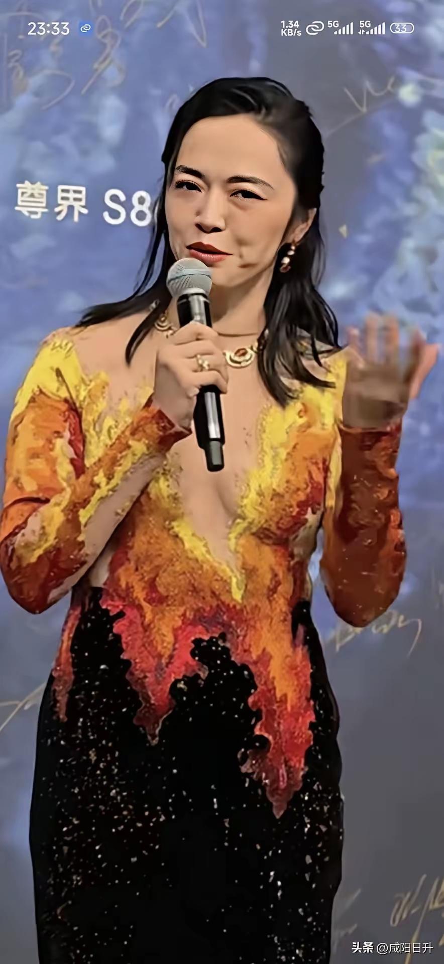 我的天呐！这到底是得罪造型师了，还是得罪资本了？
这究竟是衣服不合适，还是人气质