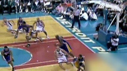 别再说科比打球“吃力”了！没见过8号时期的他，真不算懂什么叫飞天遁地！
 
19