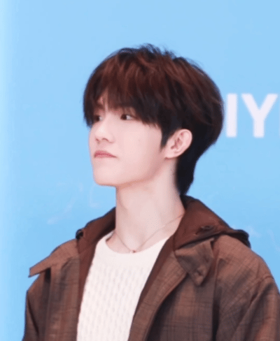 苏新皓这是被什么逗笑了苏新皓在红毯上很认真看媒体镜头，表情管理也很有范儿，不知道